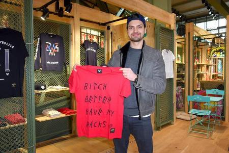 ...Sohn Jimi Blue konzentriert sich mit seinem Label 'Racks & Rookies' hingegen auf lässige Streetwear in Form von Caps, Hoo...
