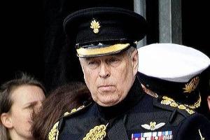Geht es nach rund 150 Veteranen, sollen Prinz Andrew seine militärischen Titel aberkannt werden.