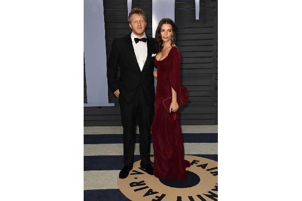 Emily Ratajkowski heiratete im Februar dieses Jahres still und heimlich ihren Freund Sebastian Bear-McClard. Der musste beim... Emily Ratajkowski heiratete im Februar dieses Jahres still und heimlich ihren Freund Sebastian Bear-McClard. Der musste beim...