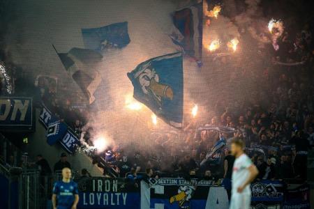 Nach Pyro-Zündelei: 900 Euro Geldstrafe für den Hamburger SV Nach Pyro-Zündelei: 900 Euro Geldstrafe für den Hamburger SV