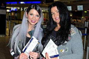 Jenny Frankhauser (l.) und Iris Klein vor dem Abflug zu Jennys Dschungelabenteuer 2018.