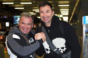 Lucas Cordalis (r.) mit Begleiter Peter Klein am Flughafen in Frankfurt am Main.