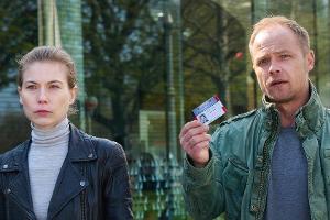 "Die Toten vom Bodensee - Das zweite Gesicht": Hannah Zeiler (Nora Waldstätten) und Micha Oberländer (Matthias Koeberlin) im...