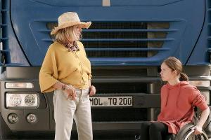 "Karla, Rosalie und das Loch in der Wand": Die Architektin Rosalie (Jutta Speidel, l.) lernt Karla (Paula Hartmann) kennen.