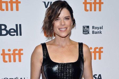 Neve Campbell wurde an einem Filmset von einem Bären angefallen. Neve Campbell wurde an einem Filmset von einem Bären angefallen.