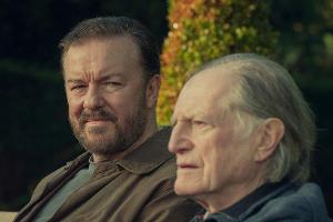 Ricky Gervais (li.) als depressiver Zeitungsreporter Tony Johnson.