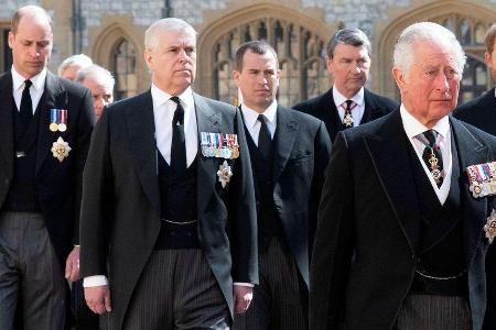 Prinz William (l.) und Prinz Charles (r.) distanzieren sich von Prinz Andrew (M.). Prinz William (l.) und Prinz Charles (r.) distanzieren sich von Prinz Andrew (M.).