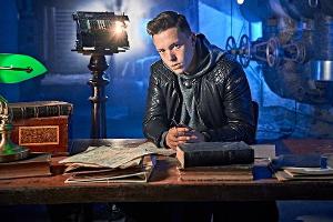 Niklas Marian Müller führt durch die neue Kurzfilmreihe "Der Geschichte auf der Spur".