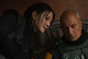 Temuera Morrison als Boba Fett und Ming-Na Wen als Fennec Shand in "Das Buch von Boba Fett".