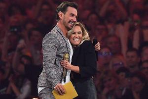 Ein emotionaler Moment für Florian Silbereisen: Helene Fischer überrascht den Moderator 2019 in seiner Show "Schlagerbooom".