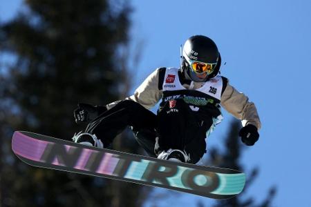Snowboarder Höflich springt aufs Podium Snowboarder Höflich springt aufs Podium