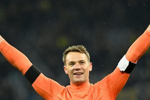 Neuer tauscht Trikot gegen "legendäre" Baumgart-Mütze