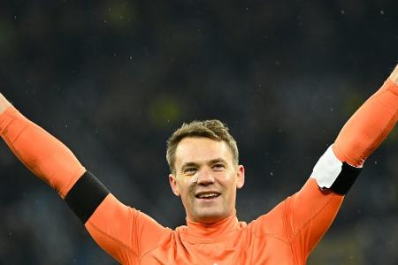 Neuer tauscht Trikot gegen Neuer tauscht Trikot gegen