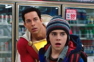 "Shazam!": Billy (Zachary Levi, l.) und sein Kumpel Freddy (Jack Dylan Grazer) stecken in  Schwierigkeiten.
