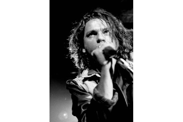 Als INXS-Sänger Michael Hutchence 1997 erhängt in einem Hotelzimmer aufgefunden wurde, gingen die Behörden zunächst von Selb...