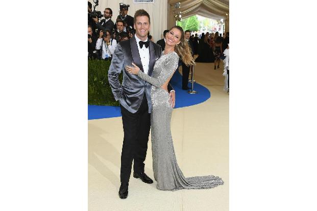 Auch privat läuft es bei Brady rund. Seit dem Jahr 2006 ist der Quarterback offiziell mit dem brasilianischen Topmodel Gisel...