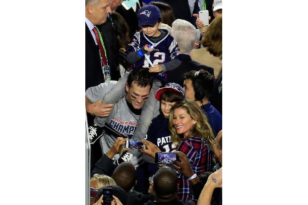 Für Bündchen lässt Brady damals seine hochschwangere Partnerin Bridget Moynahan sitzen. Mit seiner neuen Gattin hat Brady ei...