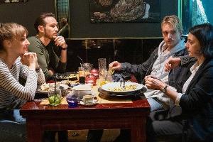 "Tatort: Das Herz der Schlange": Die Hauptkommissarinnen und Hauptkommissare feiern bei einem Abendessen den Abschluss eines...