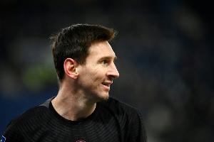 Trikottausch mit dem Papst: Messi nimmt Shirt entgegen