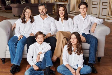 Neues Familienbild: Dänische Royals strahlen in Weiß Neues Familienbild: Dänische Royals strahlen in Weiß