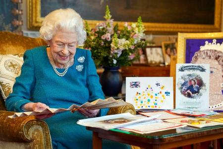 Queen Elizabeth II. studiert das Queen Elizabeth II. studiert das