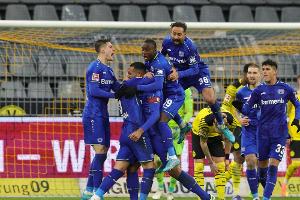 Slapstick und Demütigung: BVB serviert Bayern die Schale