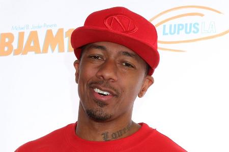 Bald achtfacher Vater: Nick Cannon posiert vor Kondomautomat Bald achtfacher Vater: Nick Cannon posiert vor Kondomautomat