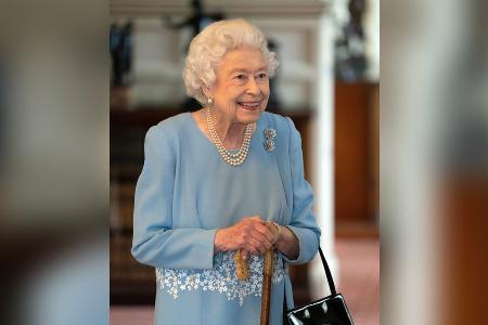 Hommage an Prinz Philip: Die Queen nutzt seinen Lieblingsgehstock Hommage an Prinz Philip: Die Queen nutzt seinen Lieblingsgehstock