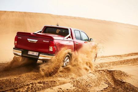Dank Allrad wühlt sich der Toyota Hilux erfolgreich durch den Sand