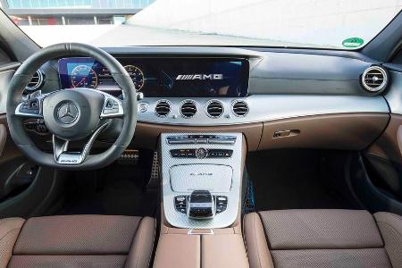 Das Cockpit macht einen schön aufgeräumten Eindruck