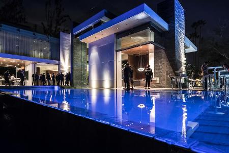 Als noble Premierenkulisse dient eine Promivilla in Beverly Hills