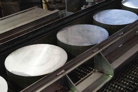 Am Anfang steht in Rundform gegossenes Metall