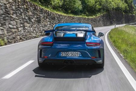 GT3-Heckansicht mit großem Spoiler