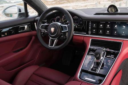 Schickes Cockpit, gewöhnungsbedürftige Menüführung