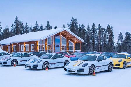 Beeindruckender Parkplatz: Versammelte Porsche-Modellpalette