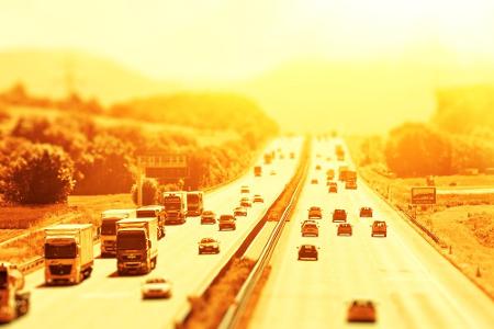 Hitze und Autofahren - das ist eine Kombination, die den wenigsten schmeckt. Damit Sie dennoch möglichst gut durch die Glut ... Hitze und Autofahren - das ist eine Kombination, die den wenigsten schmeckt. Damit Sie dennoch möglichst gut durch die Glut ...