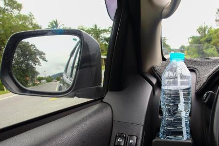 Falls Sie doch während der Fahrt trinken wollen, dann benutzen Sie kleine und handliche Flaschen. Diese sollten auch stets g...