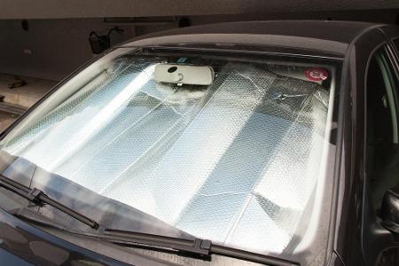 Beim Parken unbedingt Alumatten oder Pappen an den Scheiben des Fahrzeugs befestigen. Diese reflektieren das Sonnenlicht und...