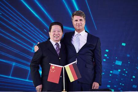Harald Krüger (Vorstandsvorsitzender der BMW AG) mit Parteisekretär Chen Qiufa (CPC Liaoning Committee) Harald Krüger (Vorstandsvorsitzender der BMW AG) mit Parteisekretär Chen Qiufa (CPC Liaoning Committee)