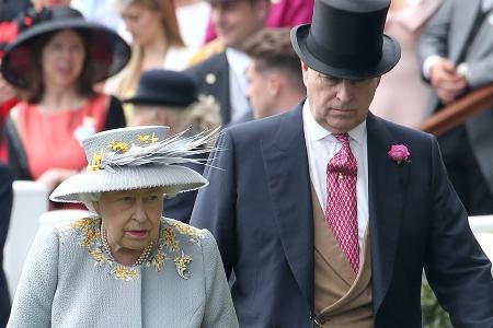 Zwölf-Millionen-Pfund-Vergleich? Die Queen soll Prinz Andrew helfen Zwölf-Millionen-Pfund-Vergleich? Die Queen soll Prinz Andrew helfen