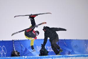 Halfpipe: Finne Sallinen kollidiert bei Qualifikation mit Kameramann