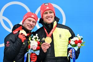 Bobanschieber Margis trägt deutsche Fahne bei der Olympia-Schlussfeier