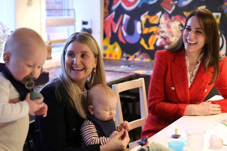 Herzogin Kate scherzt über Prinz Williams Babysorgen Herzogin Kate scherzt über Prinz Williams Babysorgen