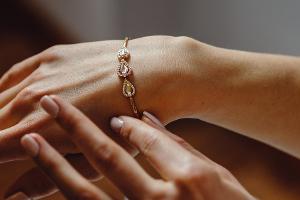 Geschweißte Armbänder: Der TikTok-Trend im Style-Check