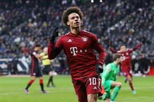 Sane trifft: Bayern gewinnen mit Mühe in Frankfurt