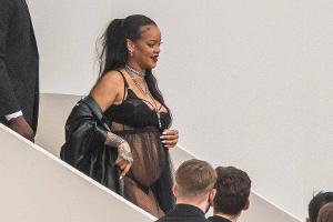 Schwangere Rihanna nur in Unterwäsche bei der Fashion Week in Paris