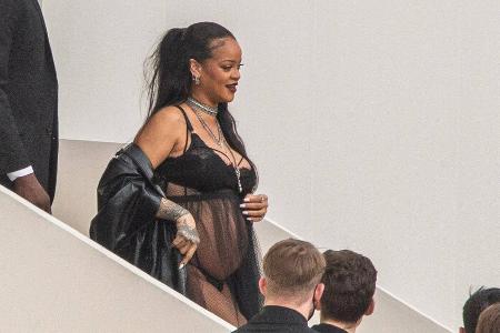 Schwangere Rihanna nur in Unterwäsche bei der Fashion Week in Paris Schwangere Rihanna nur in Unterwäsche bei der Fashion Week in Paris