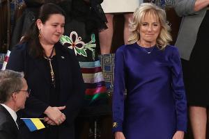 Modisches Solidaritätszeichen: Jill Biden überrascht mit Ukraine-Kleid