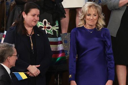 Modisches Solidaritätszeichen: Jill Biden überrascht mit Ukraine-Kleid Modisches Solidaritätszeichen: Jill Biden überrascht mit Ukraine-Kleid