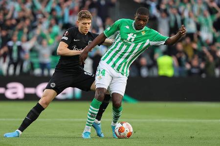 Eintracht Frankfurt stößt die Tür zum Europa-League-Viertelfinale auf! Im Achtelfinal-Hinspiel gewannen die Adler mit 2:1 bei Betis Sevilla. Der Sieg hätte durchaus höher ausfallen können, die Eintracht vergab eine Vielzahl an Großchancen - darunter Borrés verschossener Elfmeter. Alle Frankfurt-Stars in der Einzelkritik: Eintracht Frankfurt stößt die Tür zum Europa-League-Viertelfinale auf! Im Achtelfinal-Hinspiel gewannen die Adler mit 2:1 bei Betis Sevilla. Der Sieg hätte durchaus höher ausfallen können, die Eintracht vergab eine Vielzahl an Großchancen - darunter Borrés verschossener Elfmeter. Alle Frankfurt-Stars in der Einzelkritik: